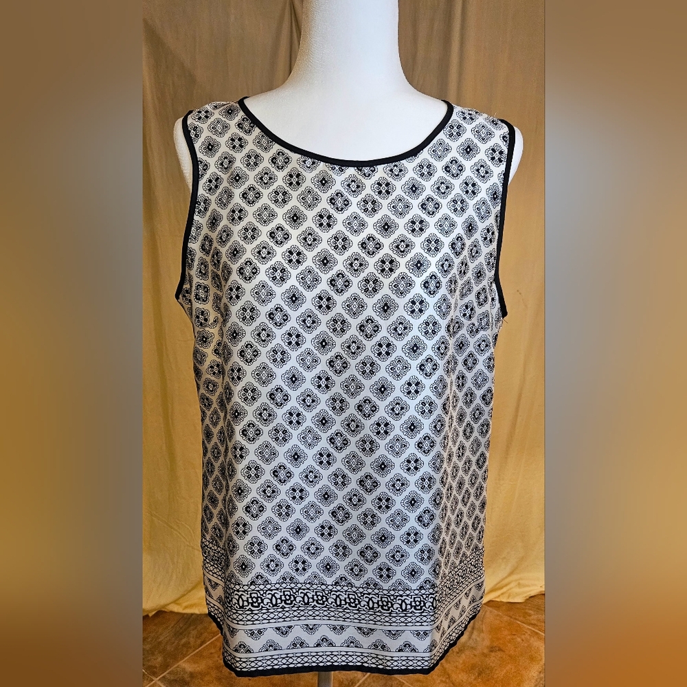 ✨️UPDATED✨Talbots Medallion Shell Sleeveless Blouse Black White Geometric Size M